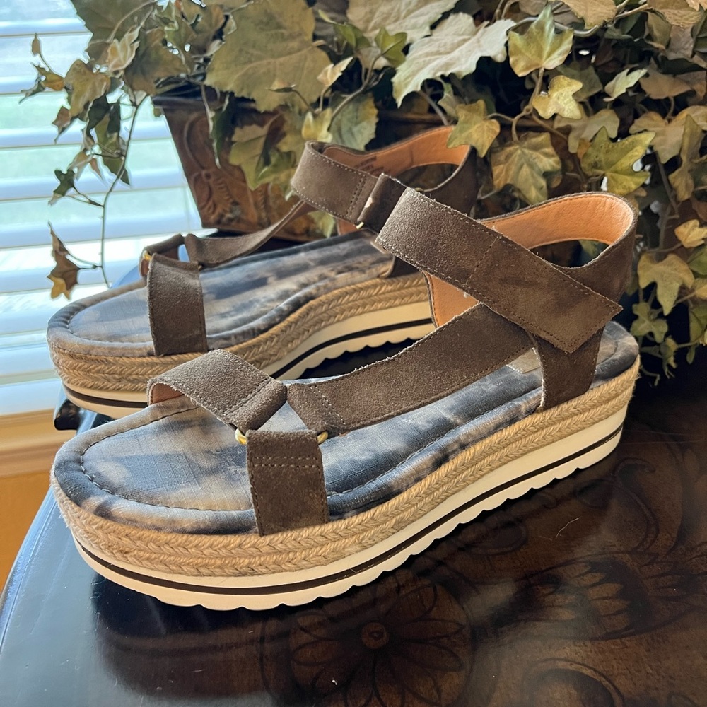 Crown Vintage Suede Sandal